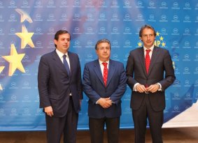 El Secretario de Estado de Medio Ambiente, el Presidente de la FEMP y el Presidente de la Red Española de Ciudades por el Clima, tras la presentación del Informe.